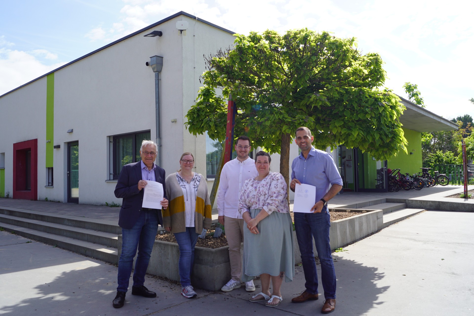 Bürgermeister Maximilian Abstein mit (v.l.) Ortsbürgermeister Wilfried Eichner, Kita-Leitung Ulrike Rottenwallner, Sachgebietsleiter Jonas Best, stv. Kita-Leitung Nicole Wallenta
