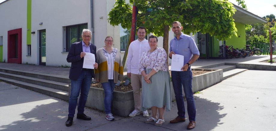 Bürgermeister Maximilian Abstein mit (v.l.) Ortsbürgermeister Wilfried Eichner, Kita-Leitung Ulrike Rottenwallner, Sachgebietsleiter Jonas Best, stv. Kita-Leitung Nicole Wallenta Bürgermeister Maximilian Abstein mit (v.l.) Ortsbürgermeister Wilfried Eichner, Kita-Leitung Ulrike Rottenwallner, Sachgebietsleiter Jonas Best, stv. Kita-Leitung Nicole Wallenta