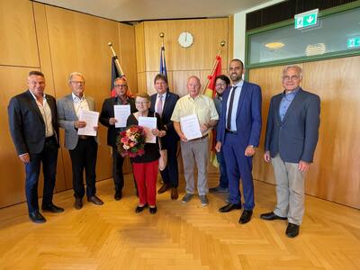 Landrat &uuml;berreicht Ehrennadeln