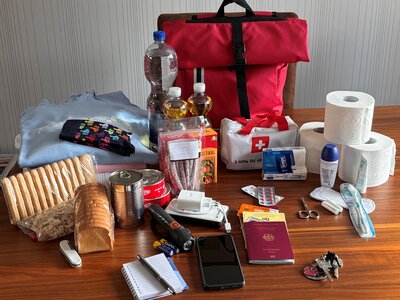 Bild vergr&ouml;&szlig;ern: M&ouml;glicher Inhalt eines Notfallrucksacks