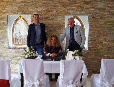 B&uuml;rgermeister Maximilian Abstein mit den Standesbeamten Heidi B&ouml;hm und Hans-Werner Barth.            