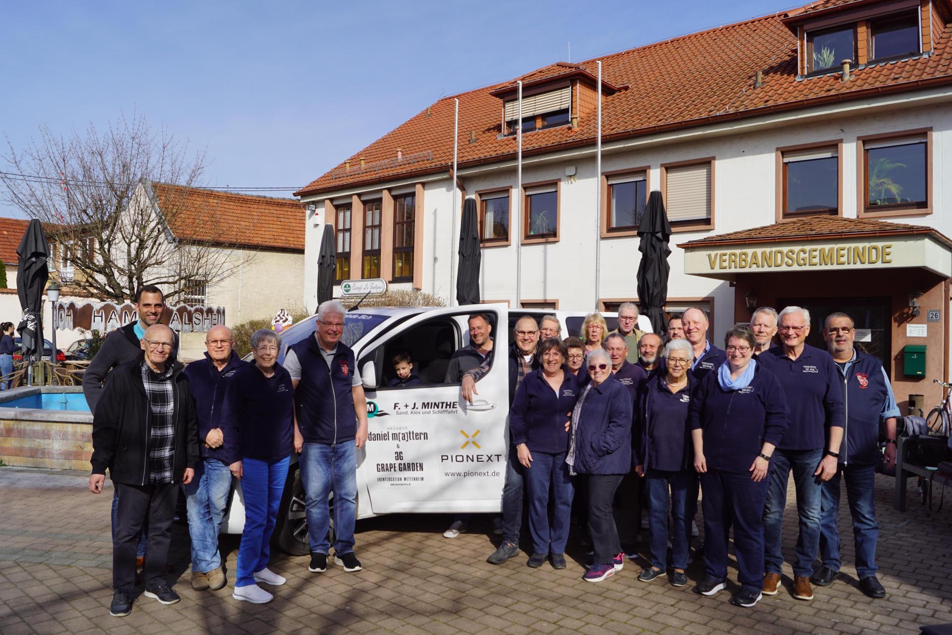 Bürgermeister Maximilian Abstein mit dem Team vom Bürgerbus Bürgermeister Maximilian Abstein mit dem Team vom Bürgerbus