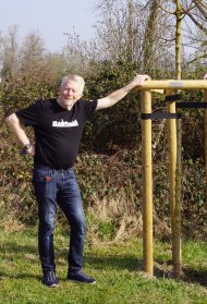 Der Seniorenbeauftragte Werner Krebs spendet für die VG Eich einen Baum.